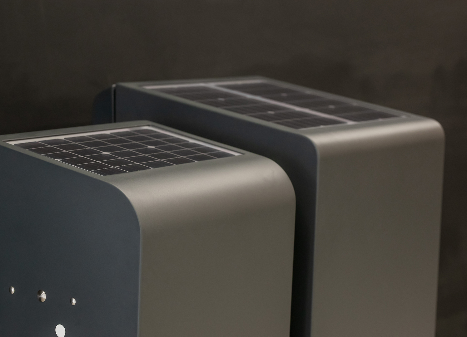 Solceller forsyner sensor og komprimator på skraldespanden med strøm