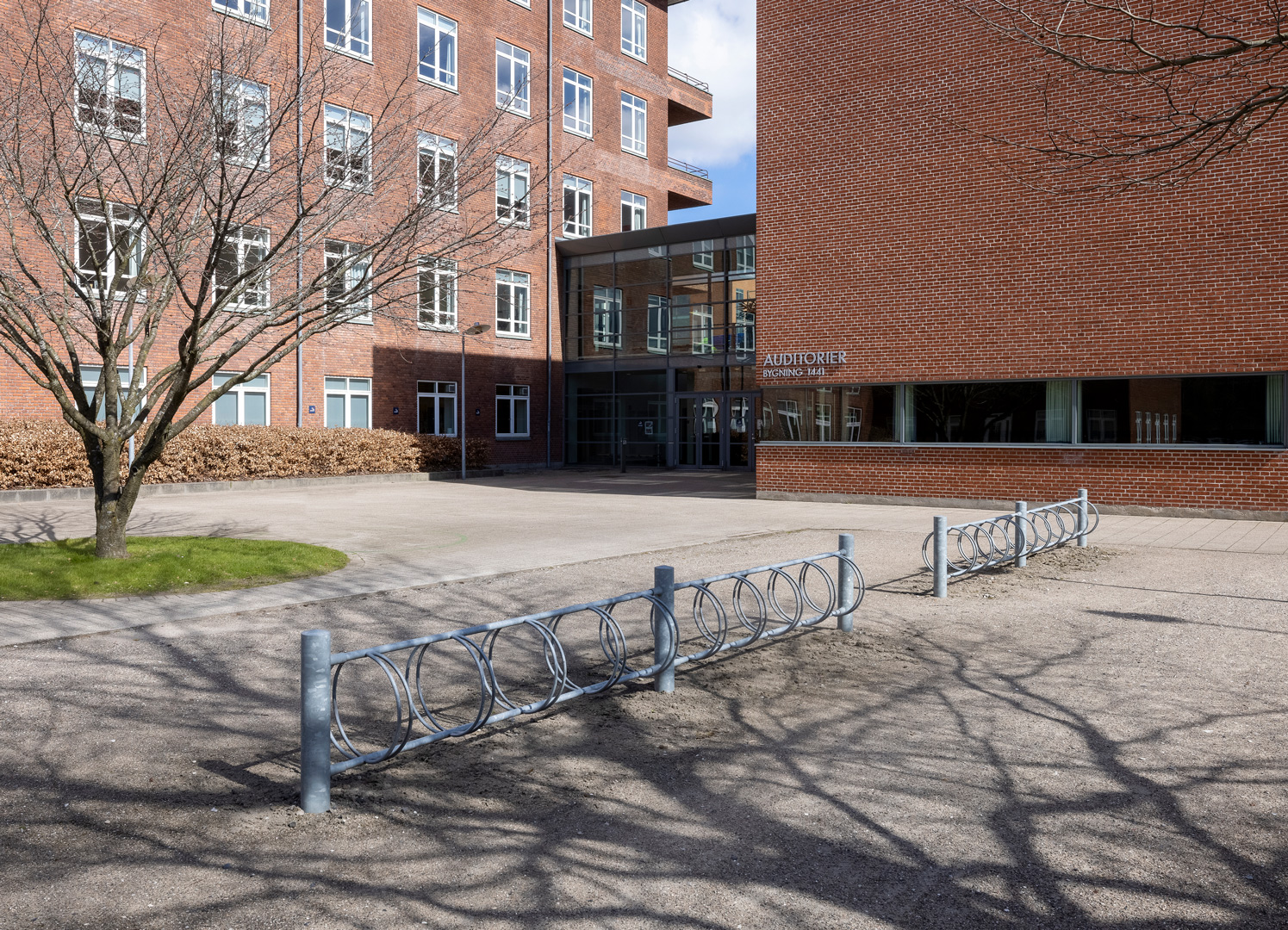 Modulopbygget cykelstativ står foran uddannelsesinstitution