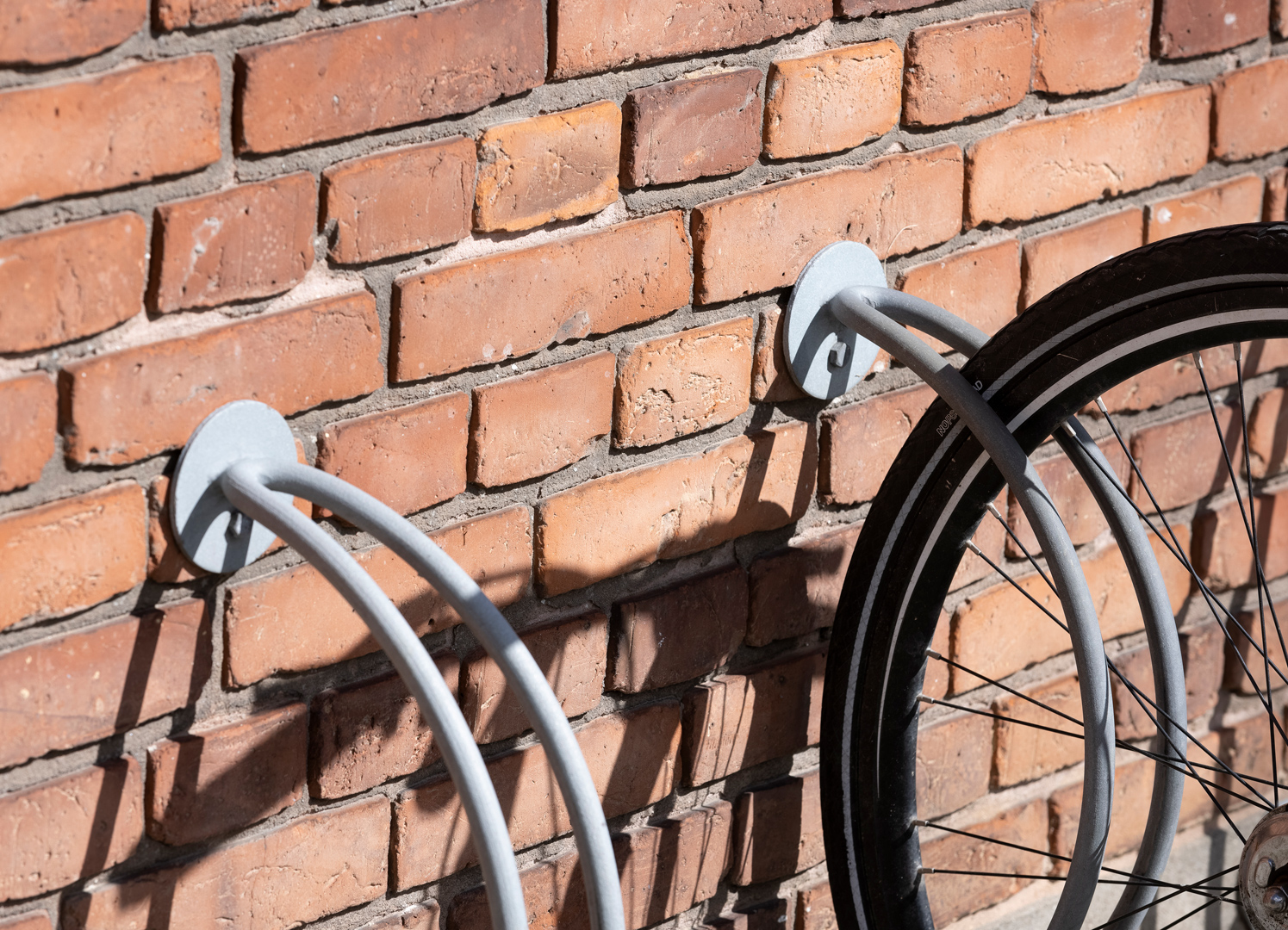 Væghængt cykelstativ DIAN hænger på mur