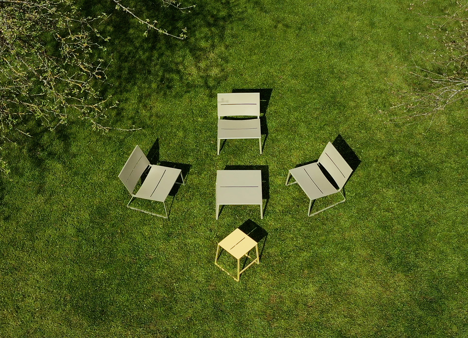 TERÄS loungebord og loungestole set fra oven med gul taburet