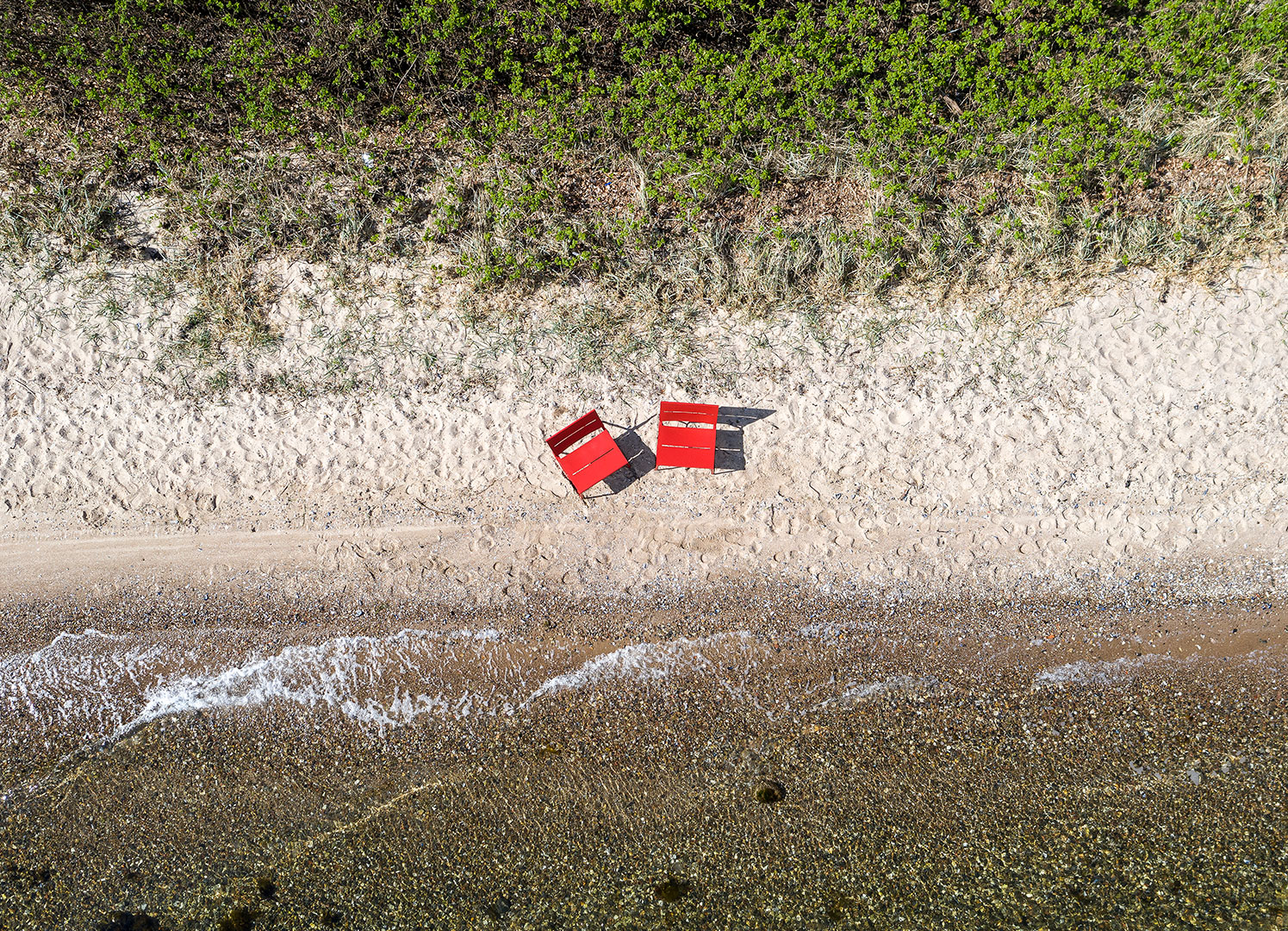 To røde TERÄS loungestole på stranden