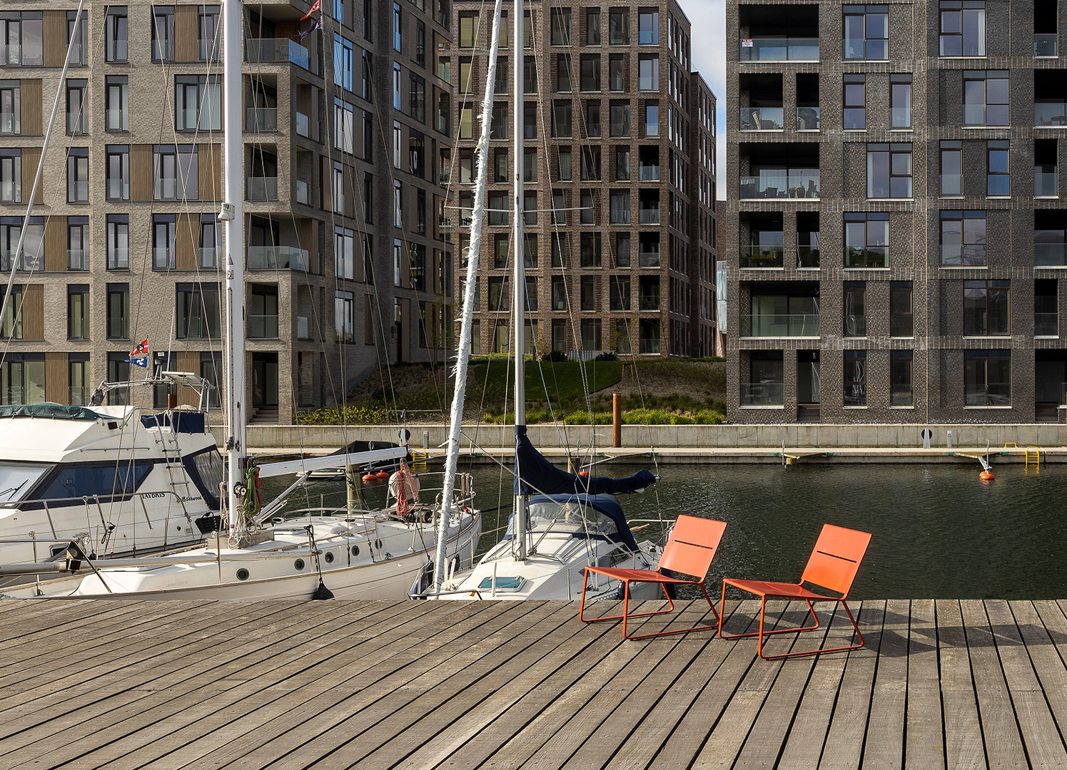 Orange loungestole i moderne dansk design står på havn