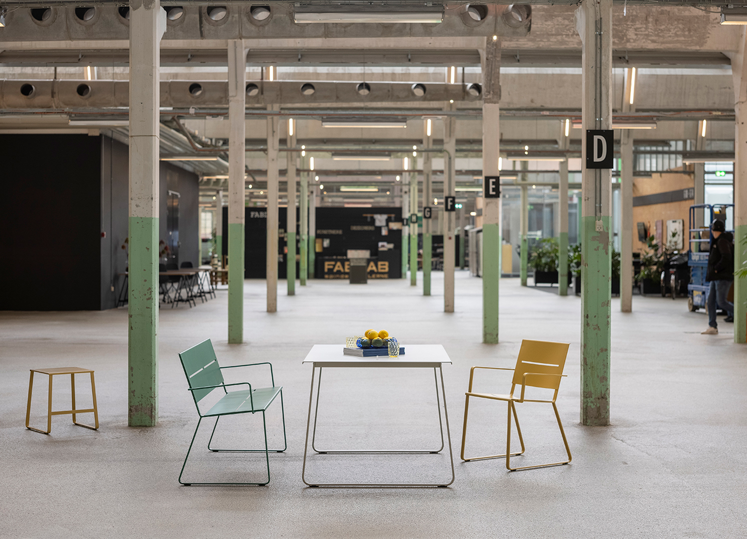 Stålmøbler i moderne dansk design ses i industriel hal