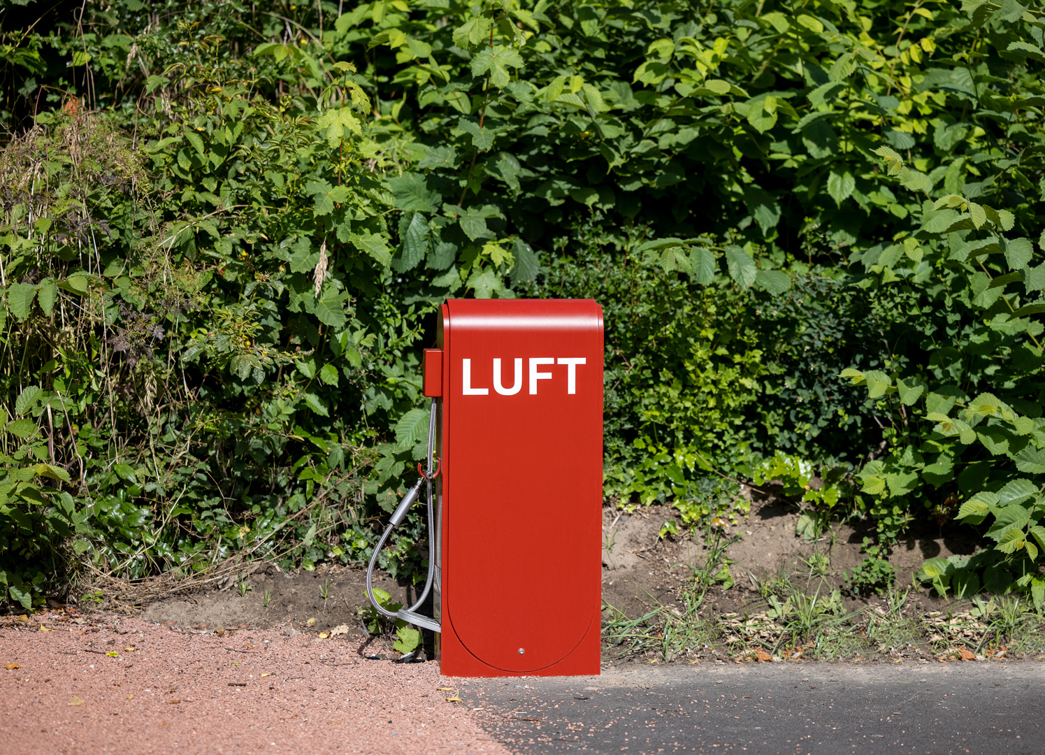 Rød cykelpumpe til offentlig brug fra danske HITSA
