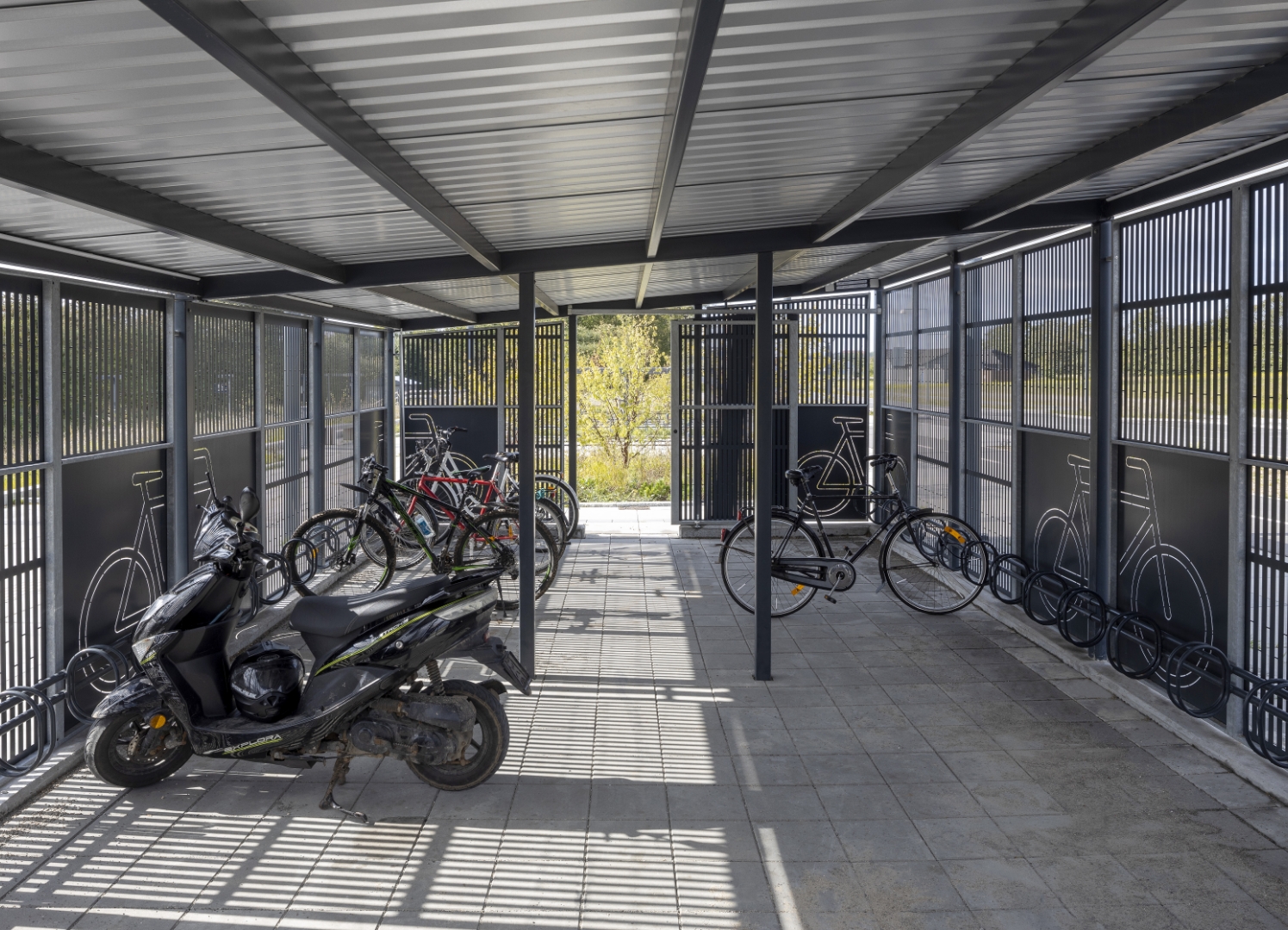 cykelskur-med-overdaekning-indvendig-ved-togstation-i-Kalundborg