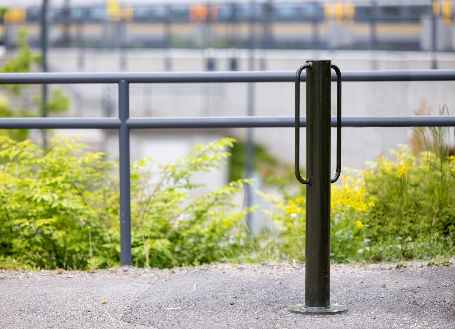cykeltpullert Tor med låsebøjle står ved Alingsaas Station i Sverige