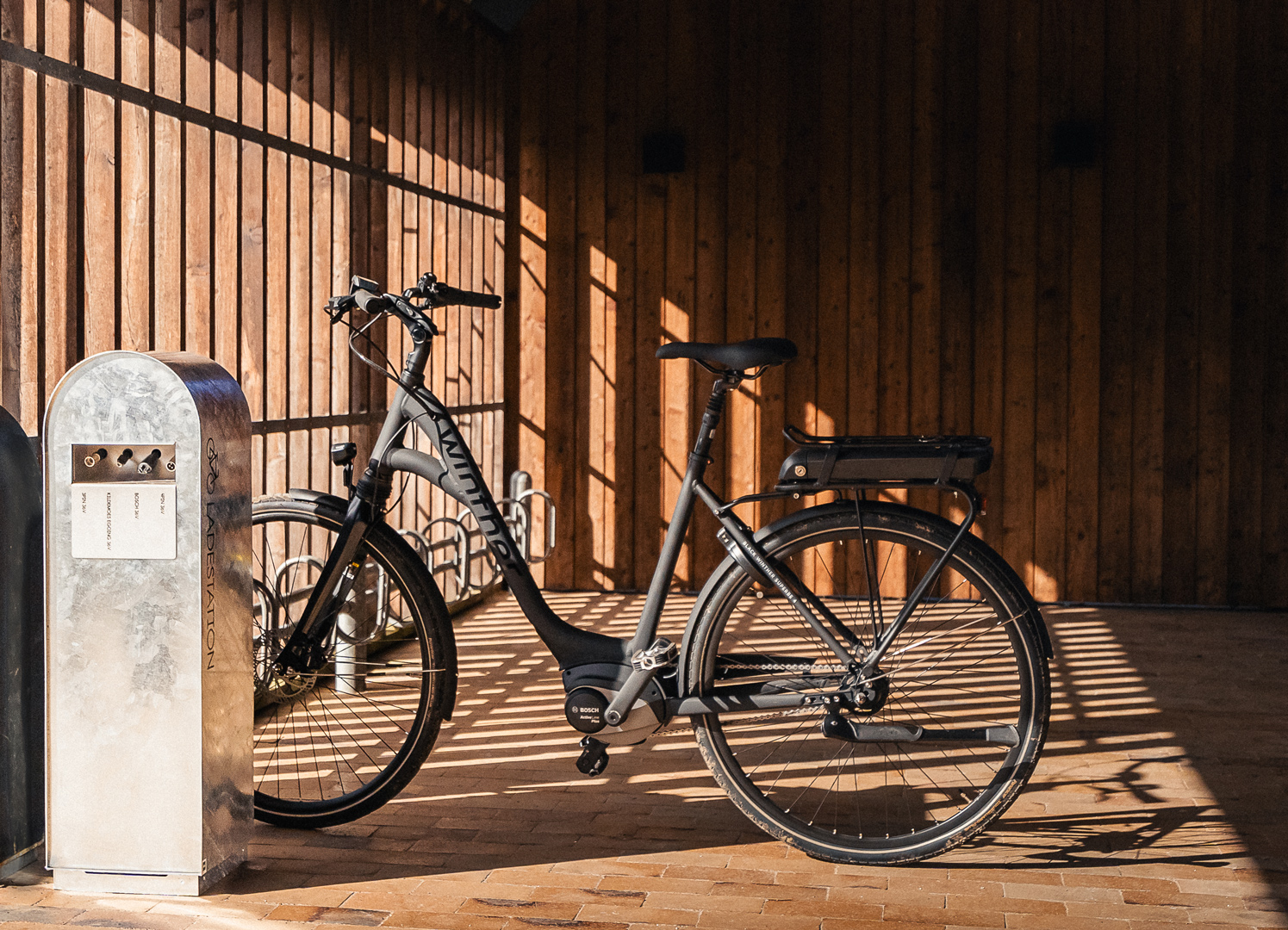 Cykelstativer og elladestander til elcykler ses i kombination